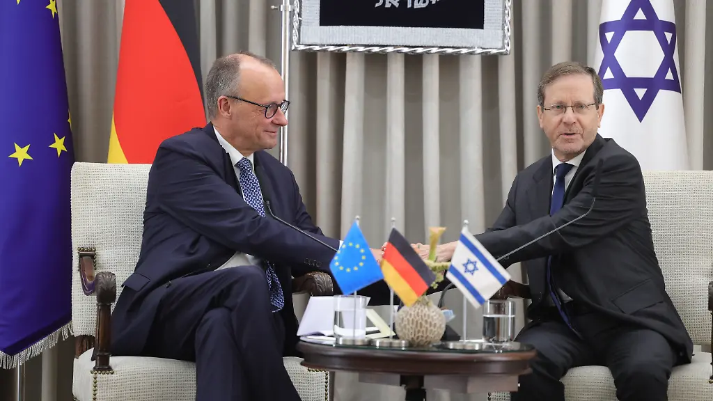 Bundeskanzler-Friedrich-Merz-l-und-Israels-Staatspraesident-Isaac-Herzog-waehrend-ihres-Treffens-in-der-Residenz-des-Staatspraesidenten-in-Jerusalem