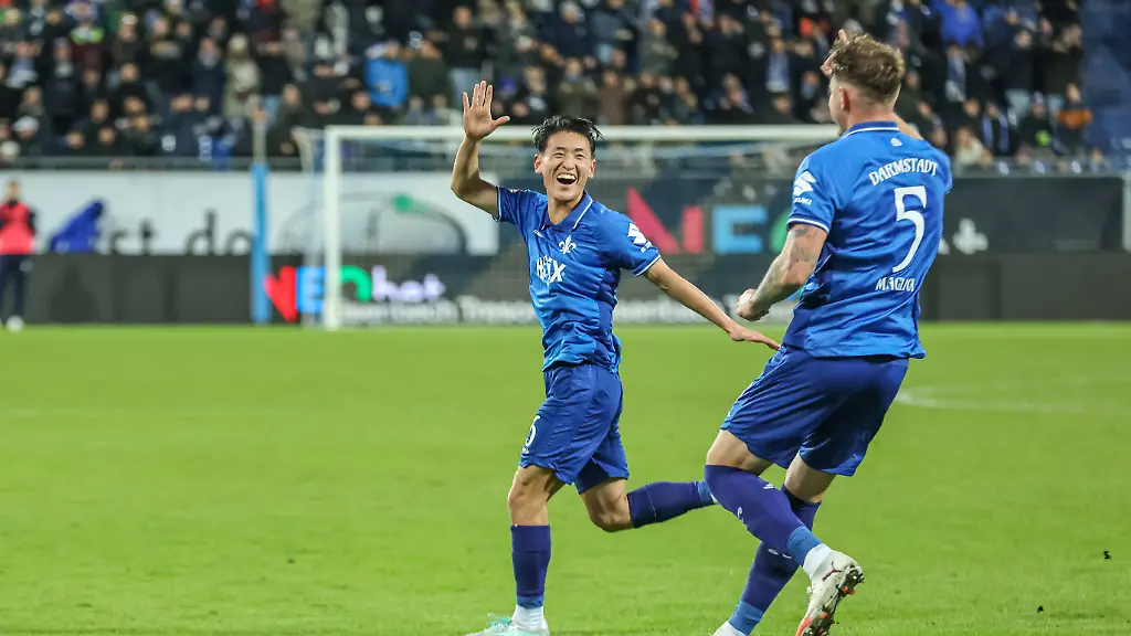 GER-Darmstadt-SV-Darmstadt-98-vs-Karlsruher-SC-2-Bundesliga-Fussball-DFB-Spielzeit-2025-2026-Merck-Stadion-am-Boellenfalltor-15-Spieltag-im-Bild-Matej-Maglica-SV-Darmstadt-98-5-erzielt-das-Tor-zum-3-2-Jubel-Freude-Emotionen-mit-Hiroki-Akiyama-SV-Darmstadt-98-DFB-DFL-REGULATIONS-PROHIBIT-ANY-USE-OF-PHOTOGRAPHS-AS-IMAGE-SEQUENCES-AND-OR-QUASI-VIDEO-06-12