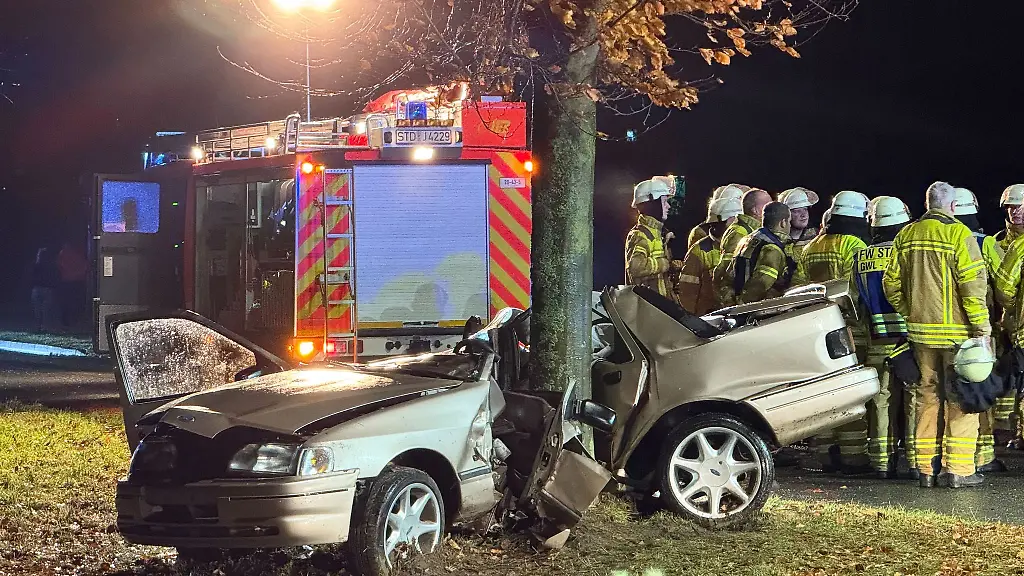 Zuerst-fuhr-der-Mann-gegen-den-Bordstein-dann-prallte-er-gegen-den-Baum
