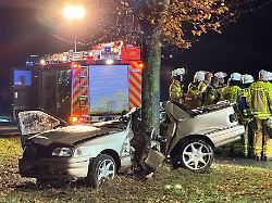 Hamburg & Schleswig-Holstein: Auto prallt gegen Baum – Fahrer lebensgefährlich verletzt