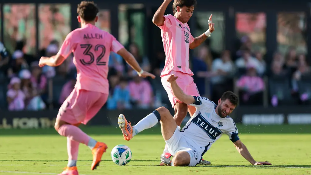 MLS-Fussball-Herren-USA-2025-MLS-Cup-Vancouver-Whitecaps-FC-at-Inter-Miami-CF-Dec-6-2025-Fort-Lauderdale-Florida-USA-Inter-Miami-midfielder-Telasco-Segovia-8-challenges-Vancouver-Whitecaps-FC-forward-Thomas-Muller-13-for-the-ball-in-the-second-half-during-the-2025-MLS-Cup-at-Chase-Stadium