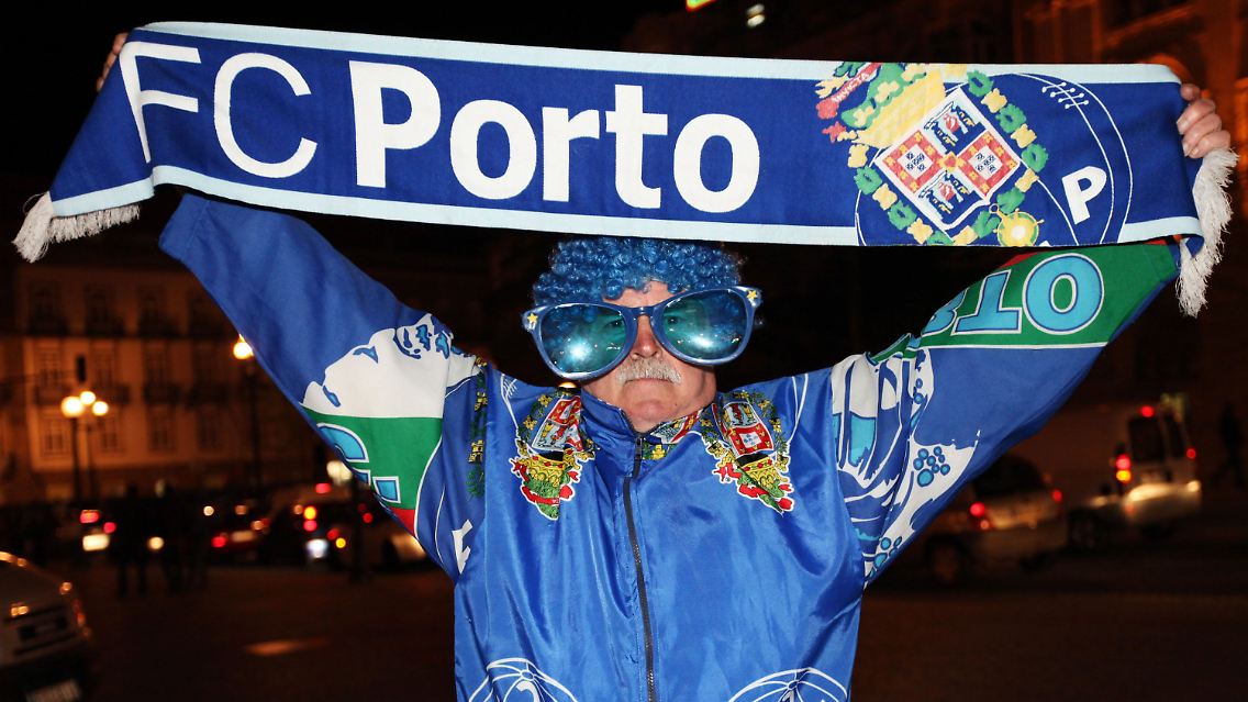 Glücklich: Ein Fan des FC Porto feiert die Jubiläums-Meisterschaft.