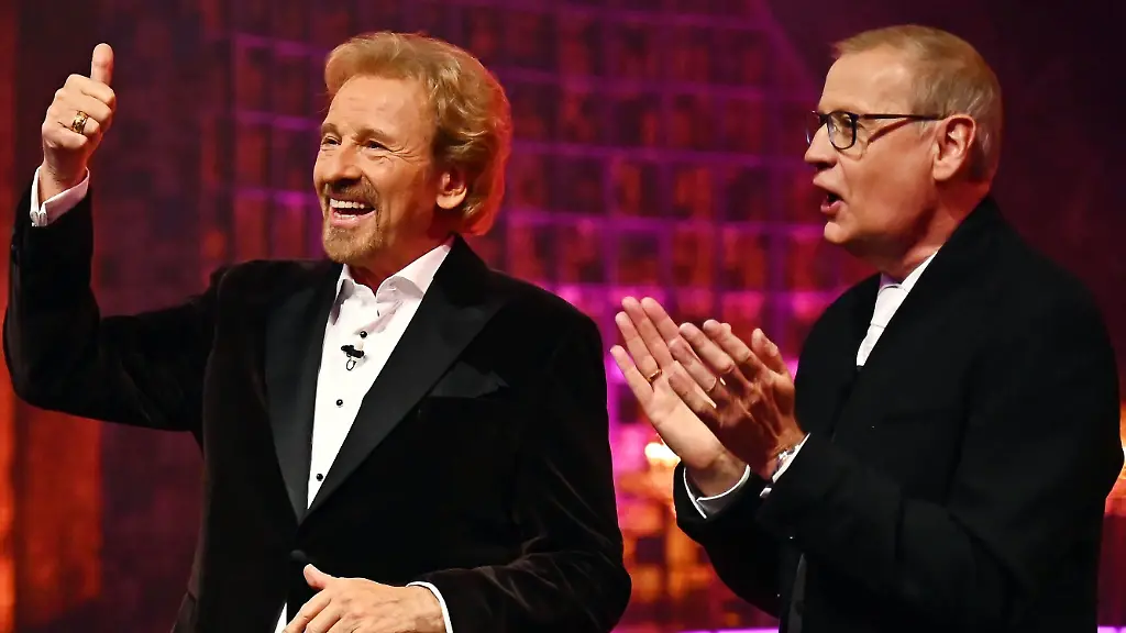 Dieses-von-RTL-zur-Verfuegung-gestellte-Foto-zeigt-die-Moderatoren-Thomas-Gottschalk-l-und-Guenther-Jauch-waehrend-der-RTL-Show-Denn-sie-wissen-nicht-was-passiert