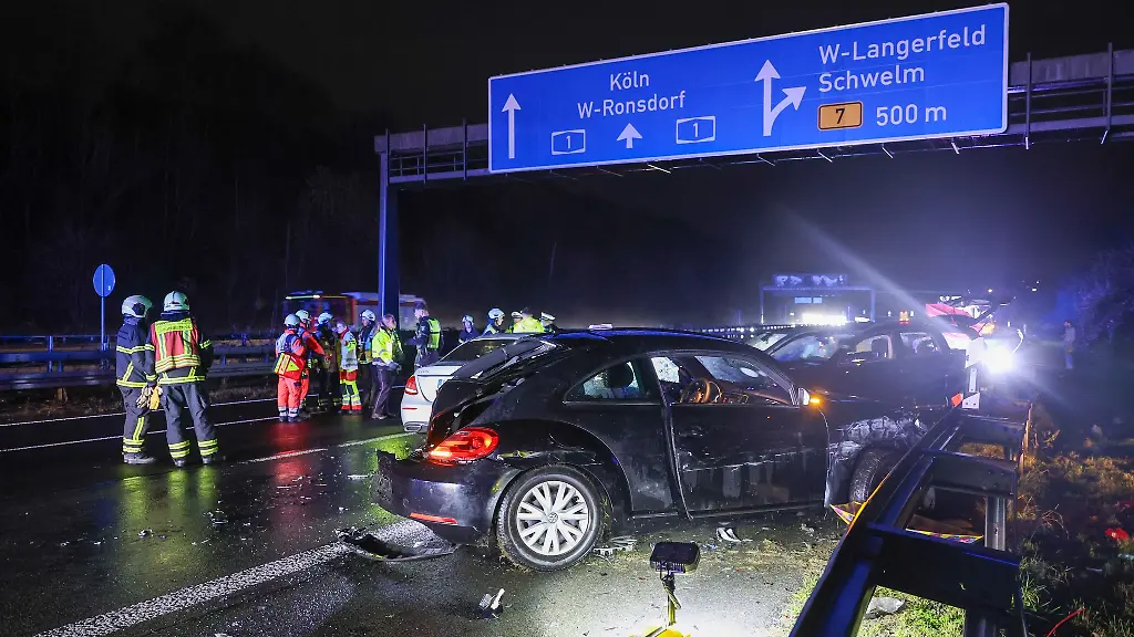 Viele-Details-waren-zu-dem-Unfall-auf-der-A1-zunaechst-nicht-bekannt