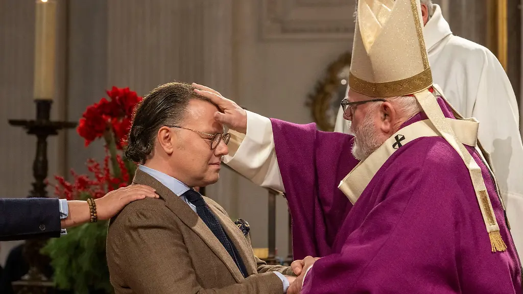 Als-einer-von-mehr-als-50-Firmlingen-liess-sich-Hilko-Denekas-von-Erzbischof-Kardinal-Reinhard-Marx-in-der-Muenchner-Kirche-St-Michael-firmen