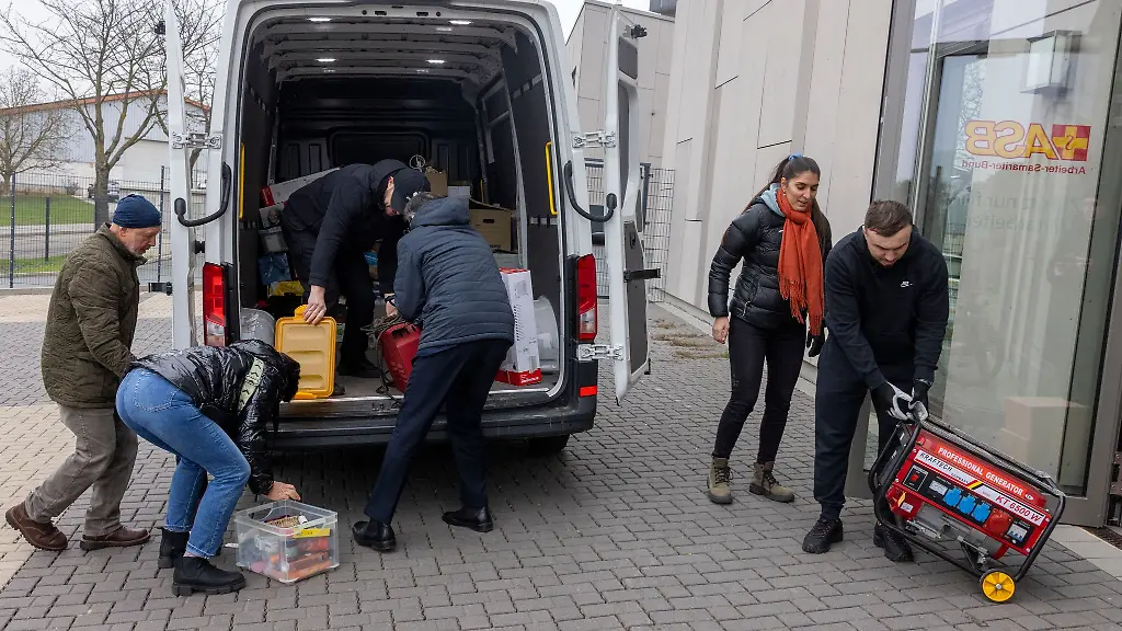 Helferinnen-und-Helfer-von-Frankfurt-for-Ukraine-beladen-einen-Transporter