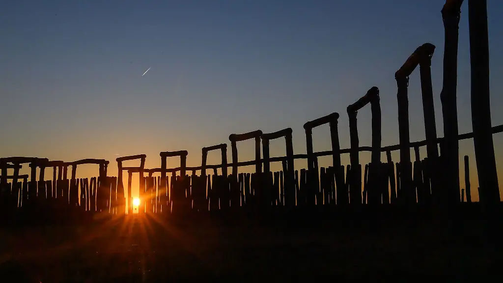 Die-Sonne-geht-hinter-den-Stelen-und-Toren-vom-Ringheiligtum-Poemmelte-unter