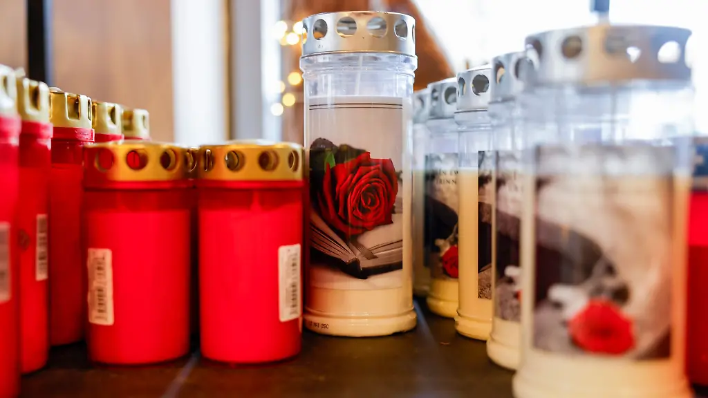 Bei-herkoemmlichen-Grablichtern-ist-die-Nachfrage-gesunken-LED-Grablichter-sind-hingegen-staerker-gefragt-weil-sie-laenger-halten