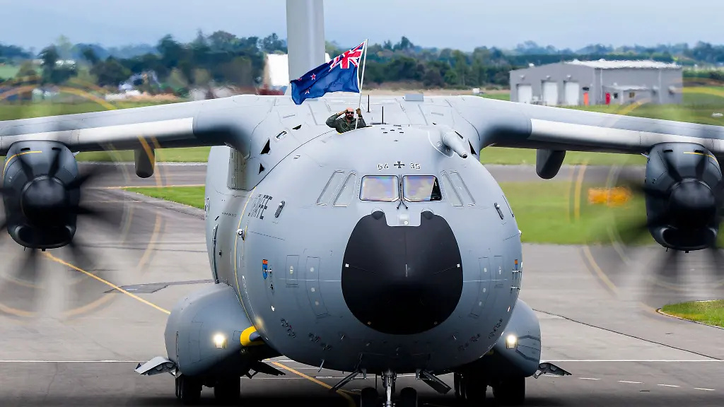Ein-Soldat-der-Luftwaffe-zeigt-bei-der-Landung-die-neuseelaendische-Flagge