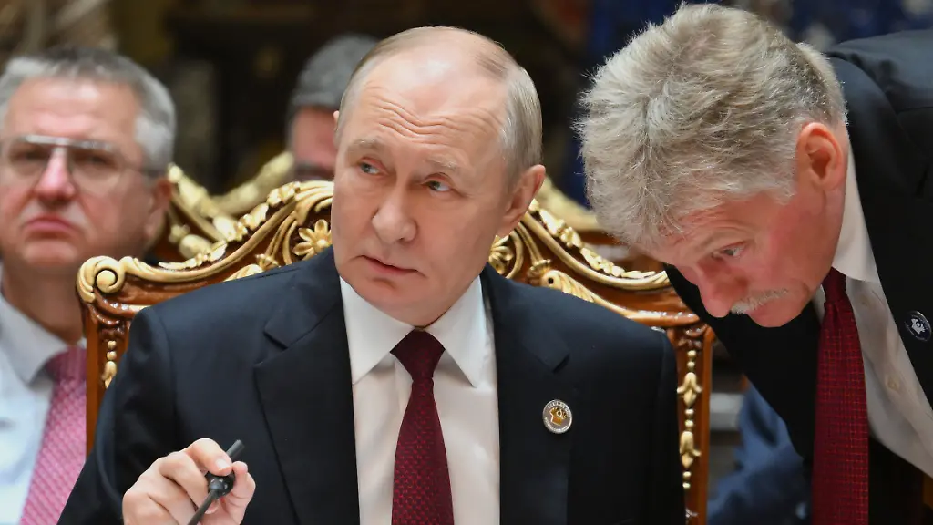 Der-russische-Praesident-Wladimir-Putin-l-spricht-mit-Kreml-Sprecher-Dmitri-Peskow-waehrend-des-Gipfels-der-Gemeinschaft-Unabhaengiger-Staaten-im-Palast-der-Nation