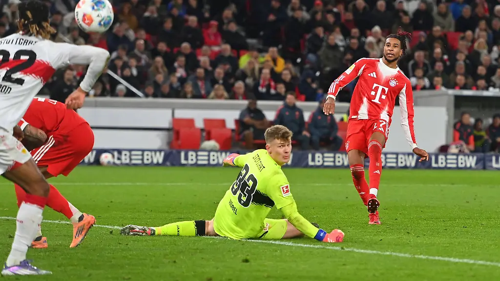 Torchance-Michael-OLISE-Bayern-Muenchen-Aktion-Schuss-gegen-Torwart-Alexander-NUEBEL-VFB-Stuttgart-loi-Lorenz-ASSIGNON-VFB-Stuttgart-wehrt-den-Ball-mit-der-Hand-ab-ud-seht-die-Rote-Karte-Platzverweis-Fussball-1-Bundesliga-Saison-2025-2026-13-Spieltag-Spieltag13-VfB-Stuttgart-FC-Bayern-Muenchen-0-5-am-06-12-2025-MHP-ARENA