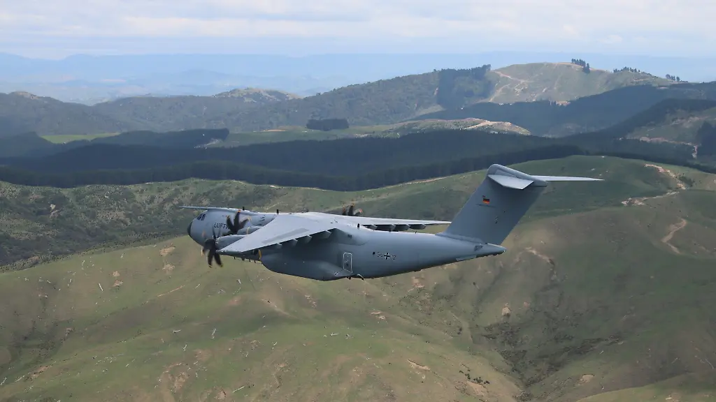 Ein-Militaertransporter-A400M-der-Luftwaffe-vom-Lufttransportgeschwader-62-aus-Wunstorf-fliegt-waehrend-einer-Uebung-in-Neuseeland-Die-Luftwaffe-hat-zusammen-mit-der-Royal-New-Zealand-Air-Force-eine-zweiwoechige-Uebung-Tuhono-Rangi-25-in-Neuseeland-absolviert