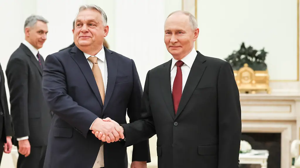 DIESES-FOTO-WIRD-VON-DER-RUSSISCHEN-STAATSAGENTUR-TASS-ZUR-VERFUeGUNG-GESTELLT-RUSSIA-MOSCOW-NOVEMBER-28-2025-Russia-s-President-Vladimir-Putin-and-Hungary-s-Prime-Minister-Viktor-Orban-R-L-shake-hands-during-a-meeting-at-the-Moscow-Kremlin