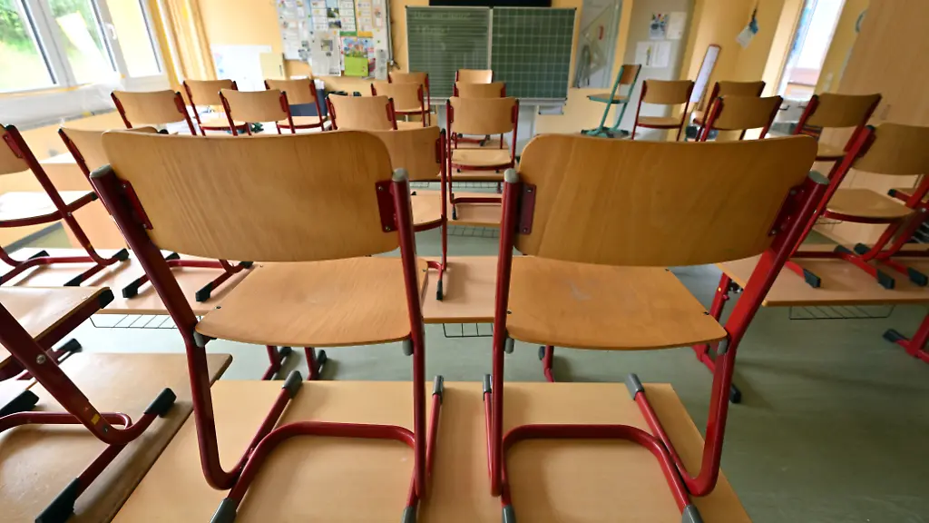 Die-Stuehle-stehen-auf-den-Tischen-in-einem-Klassenraum-zu-dpa-Lehrer-soll-Schueler-verpruegelt-haben-Rassistisches-Motiv-dpa-Bildfunk