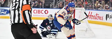 NHL-Eishockey-Herren-USA-Winnipeg-Jets-at-Edmonton-Oilers-Dec-6-2025-Edmonton-Alberta-CAN-Edmonton-Oilers-center-Leon-Draisaitl-29-skates-past-Winnipeg-Jets-goalie-Eric-Comrie-1-during-the-first-period-at-Rogers-Place