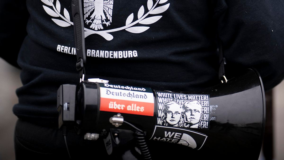 Unterschiedliche Blickwinkel: Rechtsextremismus beunruhigt Deutsche mehr als Zuwanderer