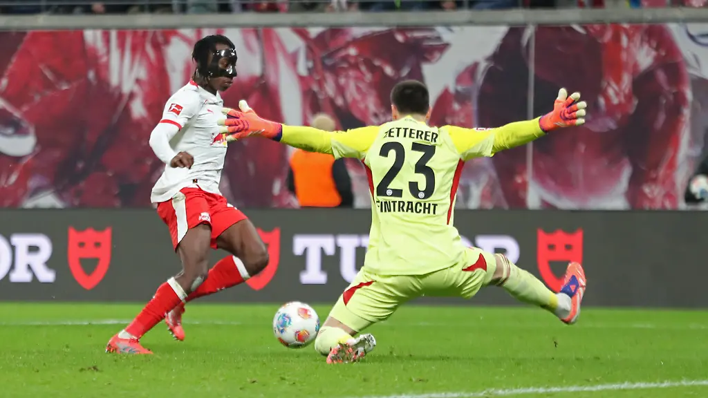 LEIPZIG-DEUTSCHLAND-DECEMBER-6-Yan-Diomande-49-RB-Leipzig-umkurvt-Torwart-goalkeeper-Michael-Zetterer-23-Eintracht-Frankfurt-und-erzielt-ein-weiteres-Tor-goal-waehrend-des-Bundesliga-Bundesliga-Spiels-zwischen-RB-Leipzig-vs-SG-Eintracht-Frankfurt-in-der-Red-Bull-Arena-am-13-Spieltag-der-1-Bundesliga-Bundesliga-am-December-6-2025-in-Leipzig-Deutschland-DFL-REGULATIONS-PROHIBIT-ANY-USE-OF-PHOTOGRAPHS-AS-IMAGE-SEQUENCES-AND-OR-QUASI-VIDEO
