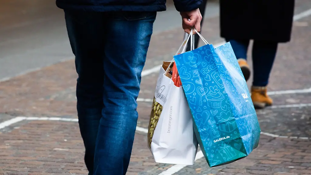 Die-Verbraucher-halten-sich-mit-Weihnachsteinkaeufen-noch-zurueck