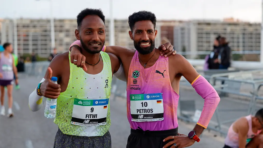 Leichtathletik-Marathon-Valencia-Die-Athleten-Amanal-Petros-mit-der-Startnummer-10-und-Samuel-Fitwi-mit-der-Startnummer-9-posieren-vor-dem-Start-des-Valencia-Marathons