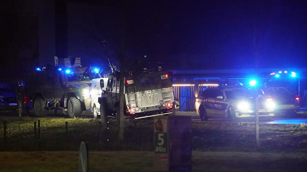 Bei-einem-SEK-Einsatz-auf-der-L240-bei-Erbach-ist-eine-Person-festgenommen-worden