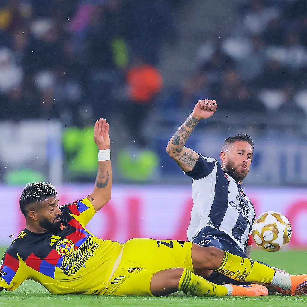 MONTERREY-VS-AMERICA-LIGA-MX-26-NOVIEMBRE-2025-MONTERREY-NUEVO-LEON-MEXICO-NOVEMBER-26th-Rodrigo-Aguirre-27-of-America-competes-for-the-ball-with-Sergio-Ramos-93-of-Monterrey-during-the-Quarter-Finals-match-between-Monterrey-and-America-of-the-A2025-tournament-in-the-Liga-MX-held-at-the-BBVA-stadium-in-Monterrey-Nuevo-Leon-MA-xico
