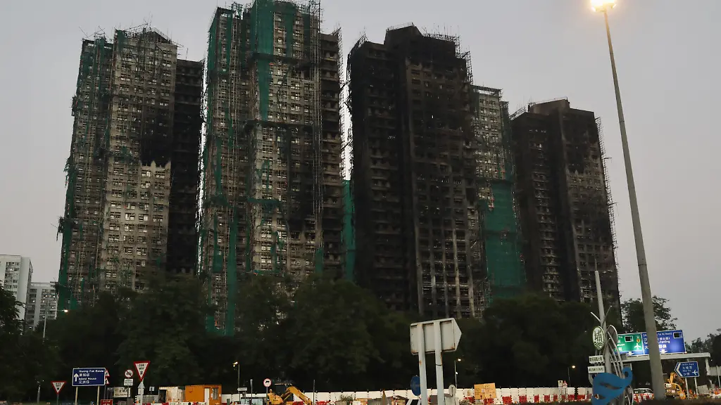 Frontalansicht-des-zerstoerten-Wohnkomplexes-Wang-Fuk-Court-in-Tai-Po