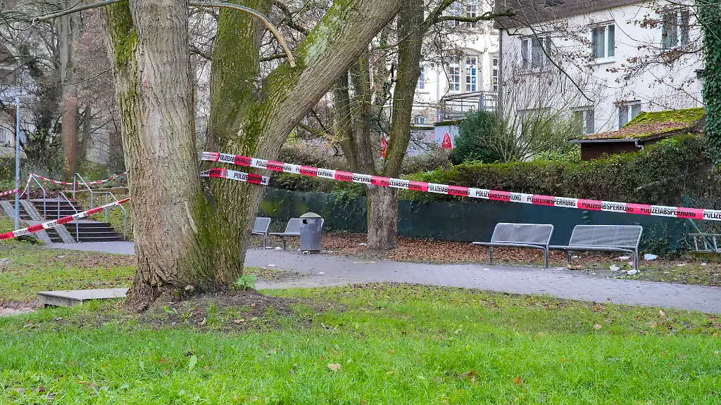 Ein-Spielplatz-in-der-Naehe-der-Lindenbachhalle-am-Loewenmarkt-in-Stuttgart-Weilimdorf-Dort-war-es-in-der-Nacht-zuvor-zu-einem-Streit-zwischen-mehreren-Menschen-gekommen-Dabei-sollen-mehrere-Schuesse-gefallen-sein-wie-ein-Polizeisprecher-mitteilt-Spaeter-wird-ein-Jugendlicher-mit-einer-Schussverletzung-einige-Kilometer-entfernt-gefunden