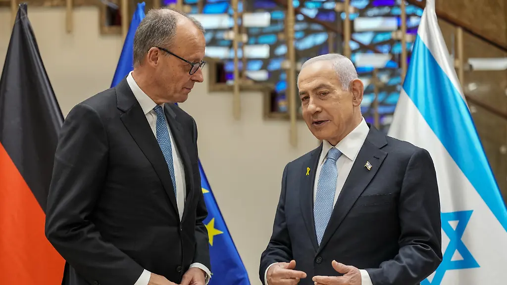 Bundeskanzler-Friedrich-Merz-l-CDU-steht-neben-Benjamin-Netanjahu-Ministerpraesident-von-Israel-vor-dem-Gespraech-im-Regierungssitz-Beim-Antrittsbesuch-von-Merz-in-Israel-soll-es-um-die-Stabilisierung-des-Waffenstillstands-in-Gaza-und-den-weiteren-Friedensprozess-und-die-Deutsch-Israelischen-Beziehungen-gehen