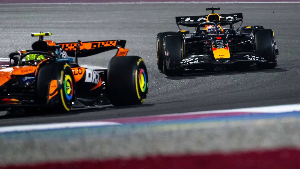 Max-Verstappen-Oracle-Red-Bull-Racing-Niederlande-01-im-RB21-davor-Lando-Norris-McLaren-Formula-1-Team-Grossbritannien-04-im-MCL39-QTR-Formel-1-Weltmeisterschaft-Qatar-Grand-Prix-Lusail-International-Circuit-Rennen-30-11-2025-QTR-Formel-1-Weltmeisterschaft-Qatar-Grand-Prix-Lusail-International-Circuit-Rennen-30-11