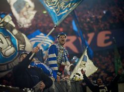 Tore, Torte und Türklopfen: Die fast schon unerträglichen Freuden des FC Schalke 04