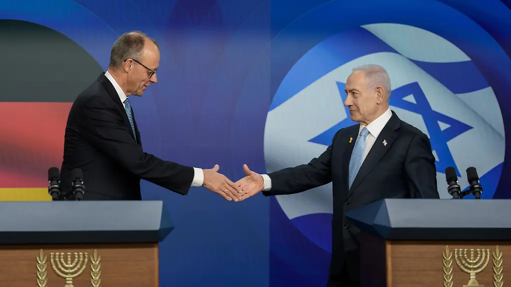 Bundeskanzler-Friedrich-Merz-l-CDU-schuettelt-die-Hand-von-Benjamin-Netanjahu-Ministerpraesident-von-Israel-waehrend-der-Pressekonferenz-nach-dem-Gespraech-im-Regierungssitz-Beim-Antrittsbesuch-von-Merz-in-Israel-soll-es-um-die-Stabilisierung-des-Waffenstillstands-in-Gaza-und-den-weiteren-Friedensprozess-und-die-Deutsch-Israelischen-Beziehungen-gehen