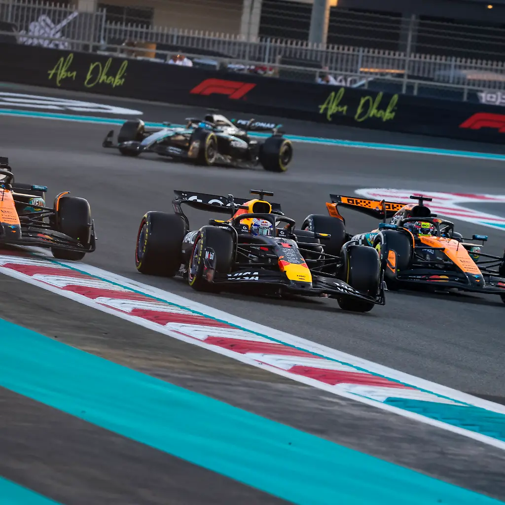 F1-ABU-DHABI-GRAND-PRIX-2025-04-NORRIS-Lando-gbr-McLaren-F1-Team-MCL39-01-VERSTAPPEN-Max-nld-Red-Bull-Racing-RB21-81-PIASTRI-Oscar-aus-McLaren-F1-Team-MCL39-action-during-the-2025-Formula-1-Abu-Dhabi-Grand-Prix-24th-round-of-the-2025-FIA-Formula-One-World-Championship-WM-Weltmeisterschaft-from-December-05-to-07-2025-on-the-Yas-Marina-Circuit-in-Abu-Dhabi-United-Arab-Emirates-Abu-DhabiUnited-Arab-Emirates-PUBLICATIONxNOTxINxFRAxBEL-Copyright-xFLORENTxGOODENx