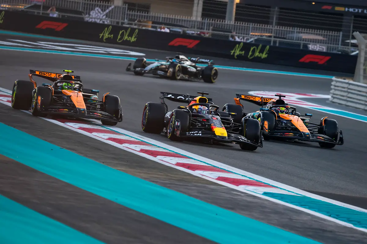F1-ABU-DHABI-GRAND-PRIX-2025-04-NORRIS-Lando-gbr-McLaren-F1-Team-MCL39-01-VERSTAPPEN-Max-nld-Red-Bull-Racing-RB21-81-PIASTRI-Oscar-aus-McLaren-F1-Team-MCL39-action-during-the-2025-Formula-1-Abu-Dhabi-Grand-Prix-24th-round-of-the-2025-FIA-Formula-One-World-Championship-WM-Weltmeisterschaft-from-December-05-to-07-2025-on-the-Yas-Marina-Circuit-in-Abu-Dhabi-United-Arab-Emirates-Abu-DhabiUnited-Arab-Emirates-PUBLICATIONxNOTxINxFRAxBEL-Copyright-xFLORENTxGOODENx