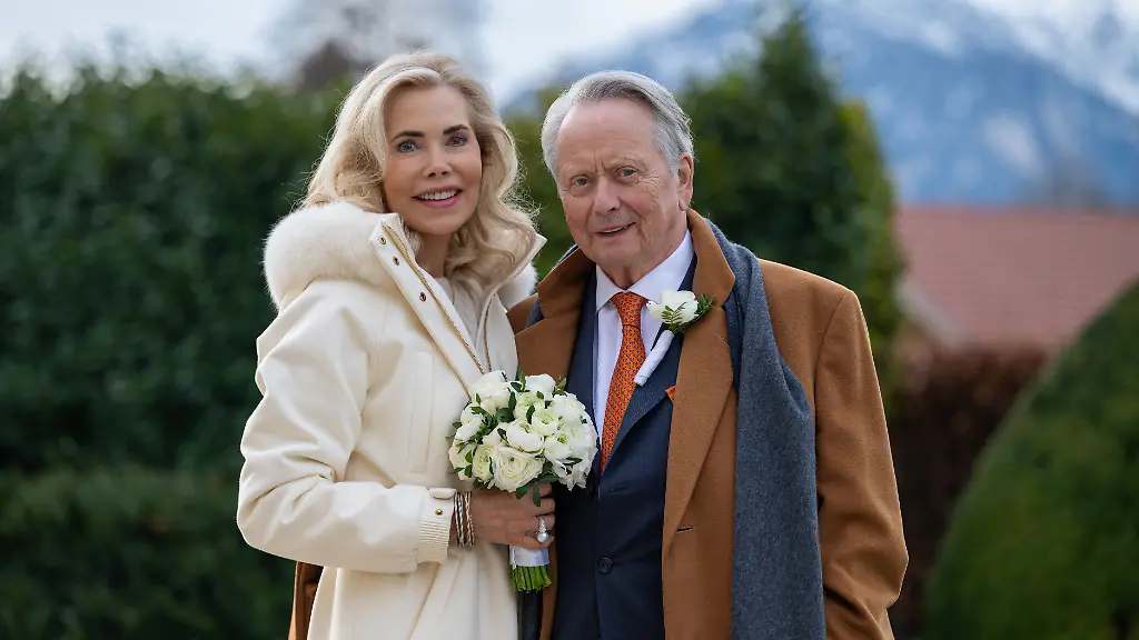 Gabriela-zu-Leiningen-und-Wolfgang-Porsche-stehen-nach-ihrer-Hochzeit-zusammen-Der-82-Jahre-alte-Porsche-Aufsichtsratschef-und-die-promovierte-Juristin-haetten-in-einer-privaten-Zeremonie-in-Salzburg-geheiratet-bestaetigte-ihr-Medienanwalt-Chr-Schertz-der-Deutschen-Presse-Agentur