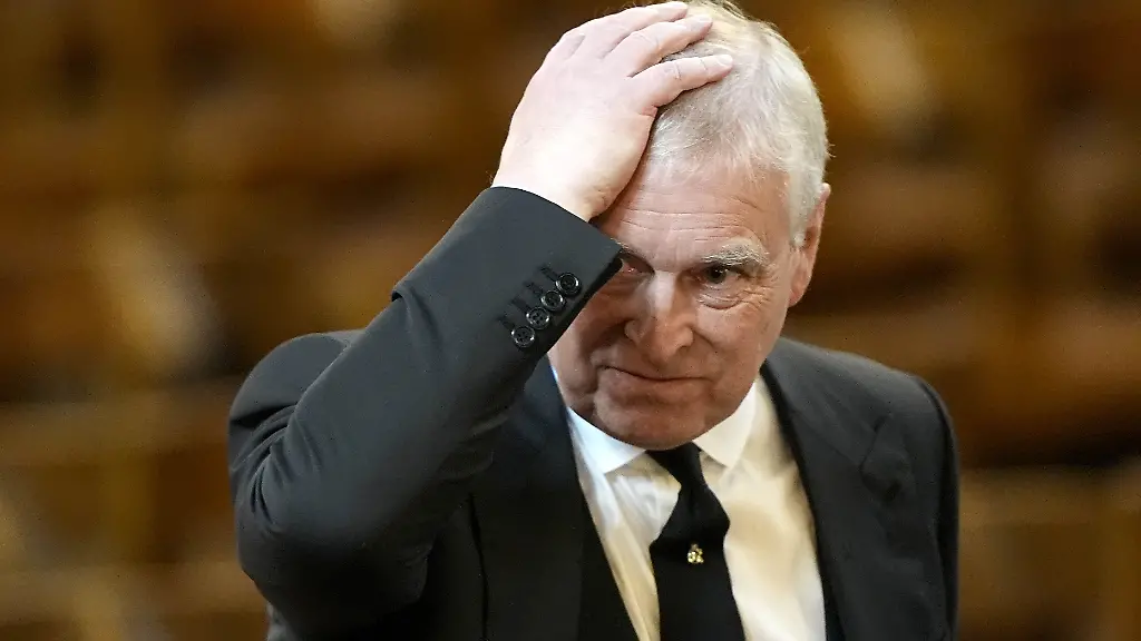 Der-damalige-Prinz-Andrew-kommt-zur-Requiem-Messe-fuer-Katharine-Herzogin-von-Kent-in-der-Westminster-Cathedral