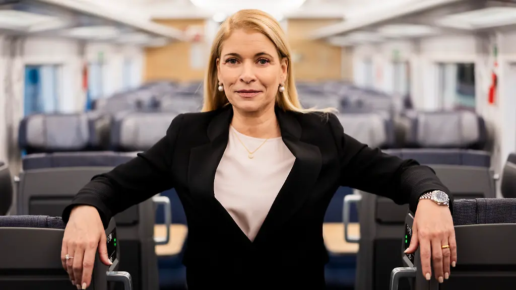 Evelyn-Palla-Vorstandsvorsitzende-der-DB-steht-bei-der-Premiere-des-neuen-ICE-L-der-Deutschen-Bahn-am-Berliner-Ostbahnhof-in-der-2-Klasse-Erstmals-stellte-die-Deutsche-Bahn-den-kompletten-Zug-der-unter-anderem-einen-stufenlosen-Einstieg-bietet-im-Berliner-Ostbahnhof-der-Oeffentlichkeit-vor