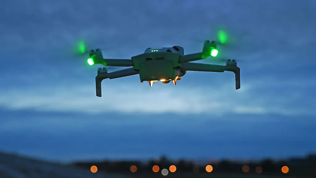 Themenfoto-Vermehrt-stoeren-Drohnen-die-Sicherheit-deutscher-Flughaefen-und-Kasernen-Drohne-im-Flug