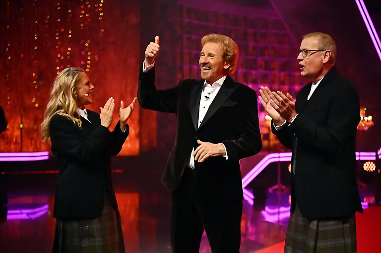 Dieses-von-RTL-zur-Verfuegung-gestellte-Foto-zeigt-die-Moderatoren-Barbara-Schoeneberger-l-r-Thomas-Gottschalk-und-Guenther-Jauch-waehrend-der-RTL-Show-Denn-sie-wissen-nicht-was-passiert