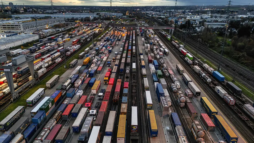Auf-dem-Umschlagbahnhof-Koeln-Eifeltor-sind-am-Samstag-zwei-Menschen-bei-einem-Arbeitsunfall-getoetet-worden