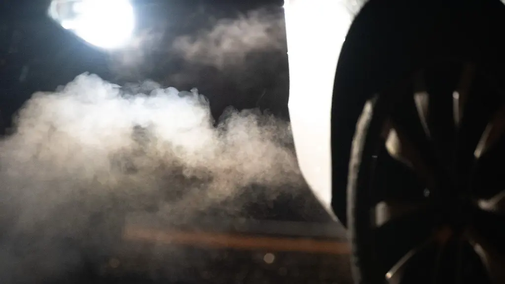 ARCHIV-09-10-2025-Sachsen-Dresden-Abgase-kommen-aus-dem-Auspuff-eines-Autos