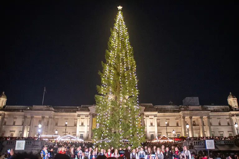 December-4-2025-London-United-Kingdom-The-Norwegian-Girls-Choir-perform-front-of-the-Christmas-tree-on-the-Trafalgar-Square-in-London-The-Trafalgar-Square-Christmas-tree-is-gift-from-Oslo-Norway-to-UK-to-thank-you-for-the-support-during-the-WWII-The-tradition-started-in-1947-and-the-Norwegian-spruce-has-been-sent-to-London-each-year-to-symbolize-the-strong-relationship-between-the-two-countries