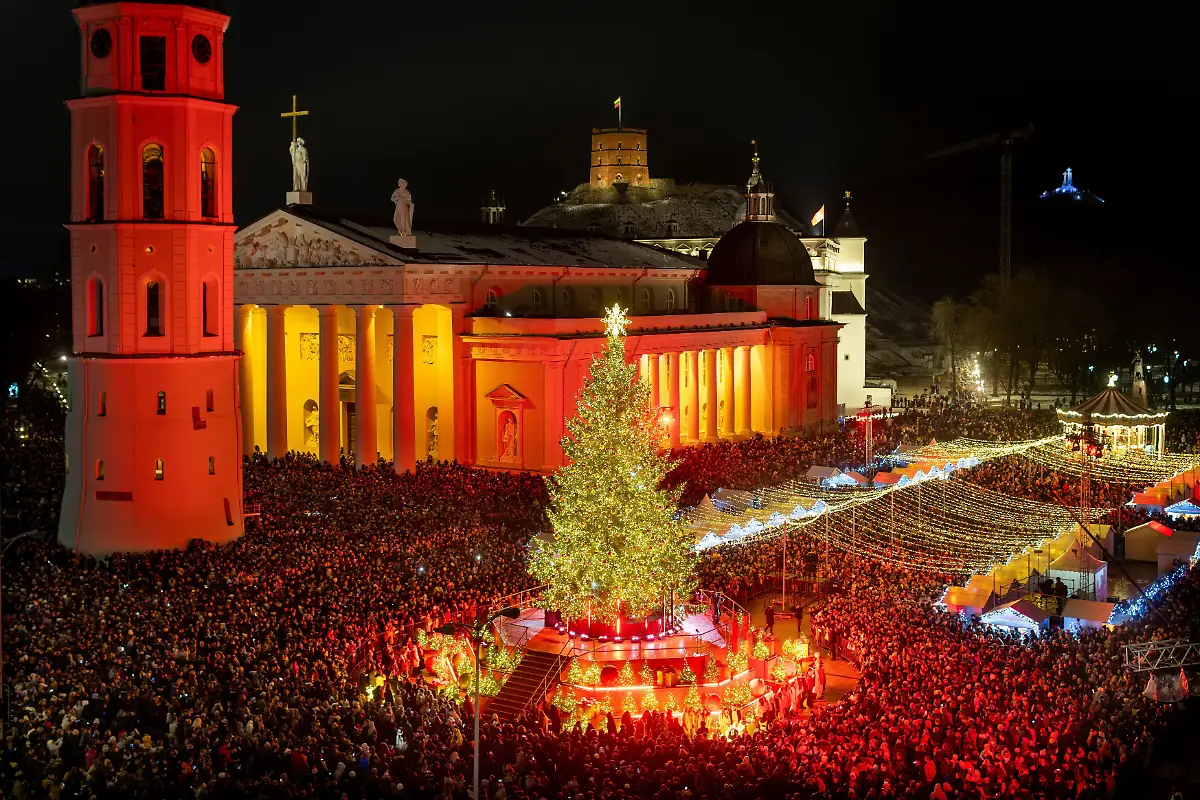 Der-nationale-Weihnachtsbaum-wird-waehrend-der-Beleuchtungszeremonie-auf-dem-Domplatz-angezuendet
