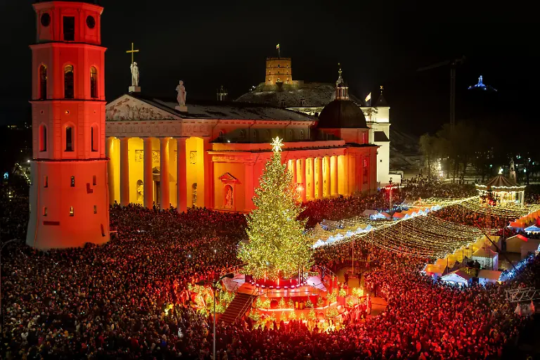 Der-nationale-Weihnachtsbaum-wird-waehrend-der-Beleuchtungszeremonie-auf-dem-Domplatz-angezuendet