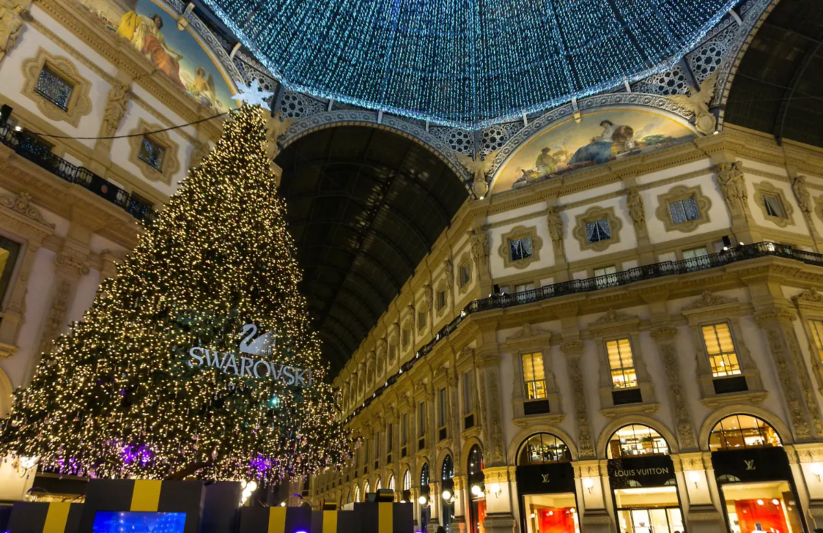 Italien-die-Lombardei-Mailand-der-Weihnachtsbaum-von-Swarovski-in-Galleria-Vittorio-Emanuele-II-Italy-Lombardy-Milan-Swarovski-christmas-tree-in-Galleria-Vittorio-Emanuele-II