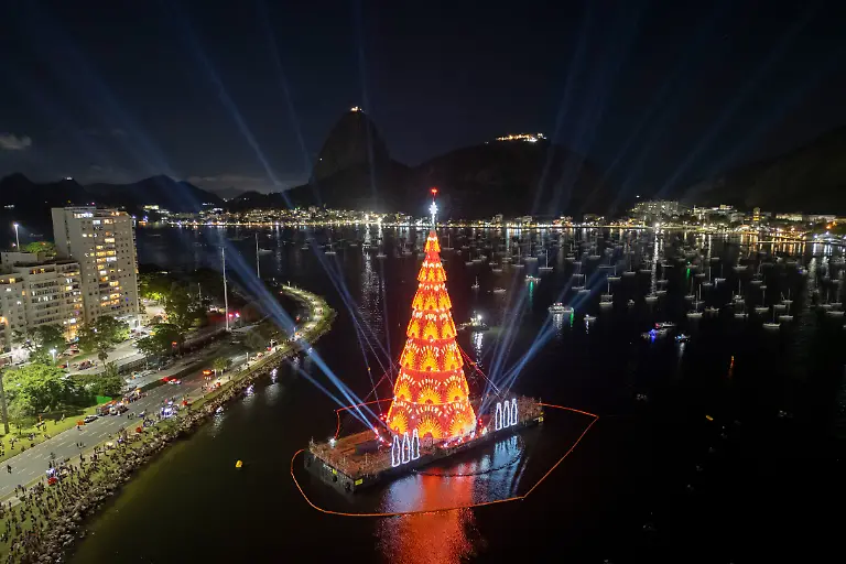 Ein-schwimmender-Weihnachtsbaum-wird-am-Strand-von-Botafogo-beleuchtet-um-die-Weihnachtszeit-zu-feiern