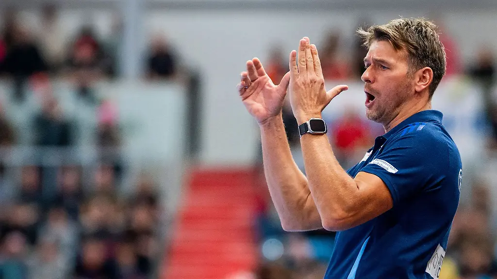 Trainer-Christian-Prokop-und-die-TSV-Hannover-Burgdorf-spielten-gegen-die-Fuechse-Berlin