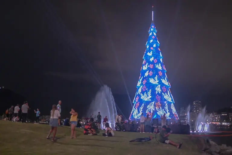 RIO-DE-JANEIRO-BRAZIL-DECEMBER-1-Giant-Christmas-tree-which-is-80-meters-tall-stands-in-front-of-Sugarloaf-Mountain-in-Rio-de-Janeiro-Brazil-on-December-1-2025-The-tree-is-one-of-the-most-famous-tourist-attractions-in-the-world-which-has-more-than-2-3-million-LED-lights-and-was-installed-about-100-meters-from-the-sand-so-that-it-can-be-seen-along-at-least-700-meters-of-Botafogo-Beach-According-to-the-organizers-the-tree-can-withstand-winds-of-up-to-150-km-h