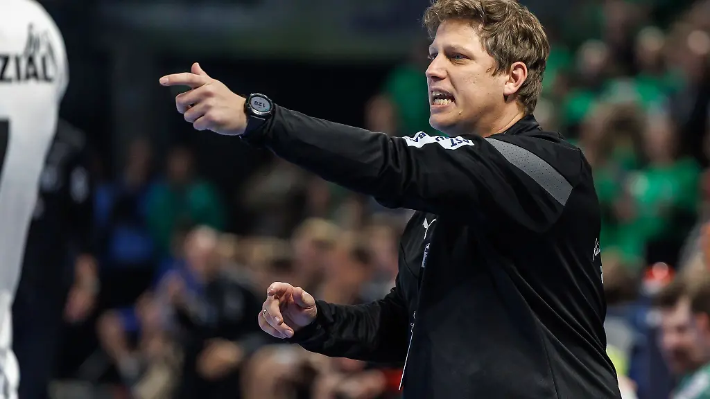 Trainer-Nicolej-Krickau-und-die-Fuechse-Berlin-spielten-in-Hannover