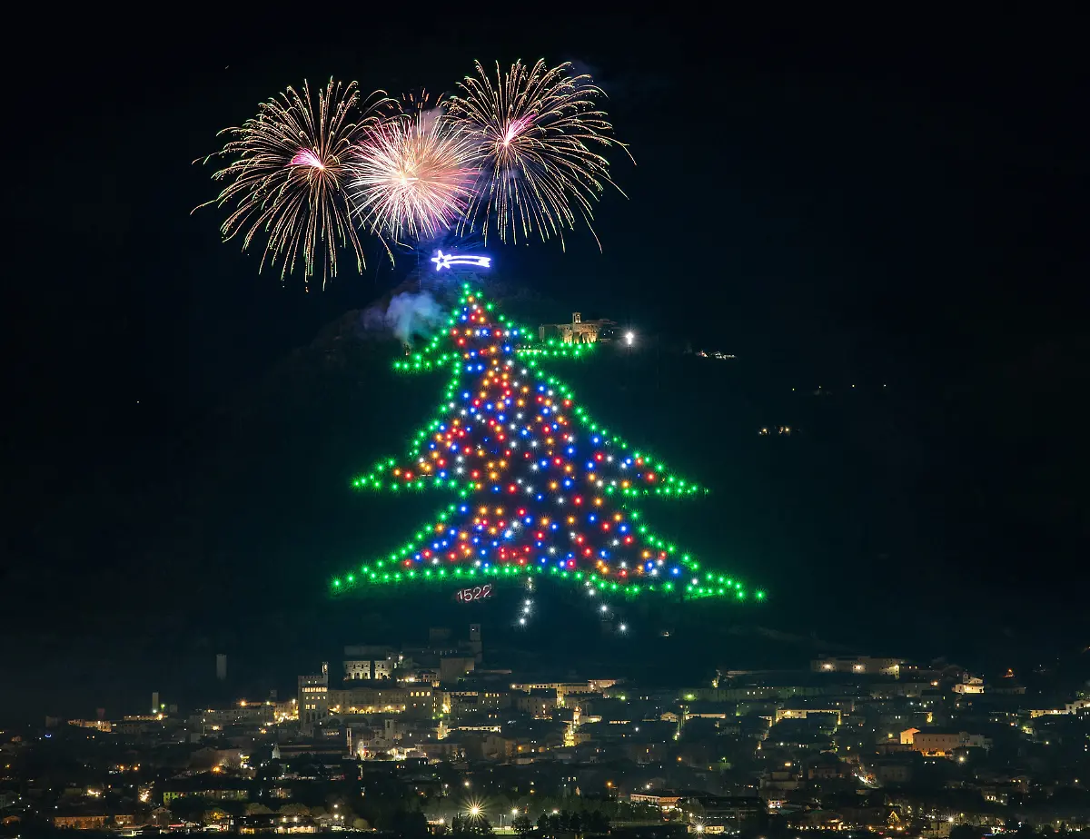 Italy-Gubbio-December-7-2025-The-Christmas-Tree-of-Gubbio-the-largest-Christmas-tree-in-the-world-will-be-illuminated-from-7-December-2025-to-7-January-2026-The-Tree-which-was-lit-for-the-first-time-in-1981-has-long-been-in-the-Guinness-Book-of-Records