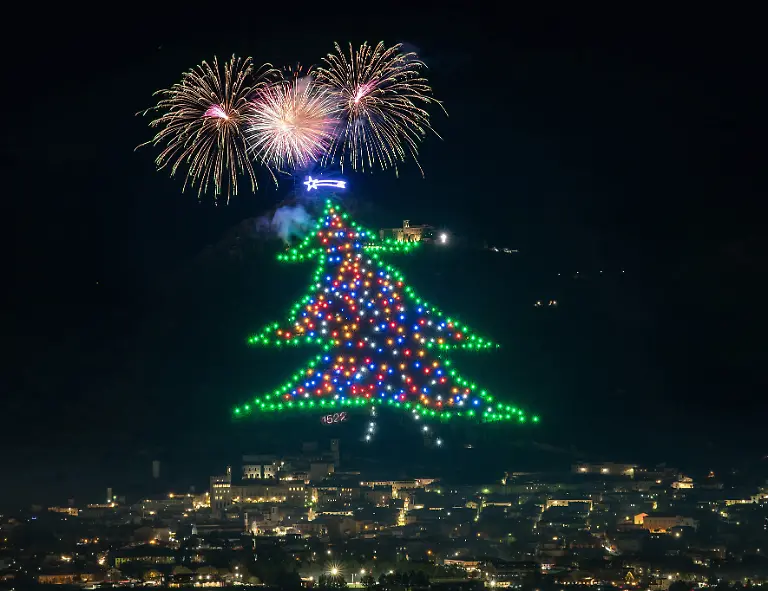 Italy-Gubbio-December-7-2025-The-Christmas-Tree-of-Gubbio-the-largest-Christmas-tree-in-the-world-will-be-illuminated-from-7-December-2025-to-7-January-2026-The-Tree-which-was-lit-for-the-first-time-in-1981-has-long-been-in-the-Guinness-Book-of-Records